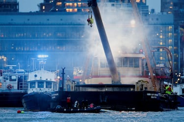 Personal de organismos de emergencia participan en las labores de rescate tras el accidente de un helicóptero este jueves, en el Río Hudson en Nueva York.