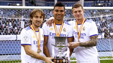 Luka Modric, Casemiro y Toni Kroos, jugadores del Real Madrid, posan con el trofeo de la Supercopa de España.