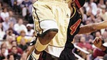 <b>COMPARADO CON JORDAN.</B> Después de que la prestigiosa revista deportiva de Estados Unidos, Sports Illustrated, le dedicara una portada titulando "El Elegido" y se atreviera a compararle con el mismísimo Michael Jordan, LeBron James está cumpliendo con las expectativas.