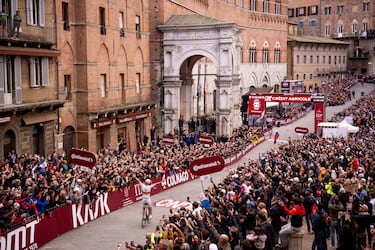 No por esperado fue menos espectacular. Por ello, aunque Tadej Pogacar cumpliera con el guion previsto y ganase con total autoridad su cuarta Strade Bianche, los miles de aficionados presentes en la Piazza del Campo de Siena, donde se ubicaba la línea de meta de la prueba, no quisieron perderse el triunfal debut del esloveno en la temporada 2026.
