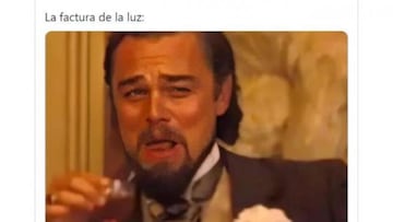 Este meme fue muy compartido el pasado 31 de octubre con el cambio de hora cuando a las 03:00 eran las 02:00 horas. Con motivo del aumento de precio en la factura de la luz, los usuarios de internet se tomaron con humor lo ocurrido.