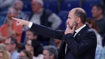 El entrenador del Real Madrid, Chus Mateo, da indicaciones a sus jugadores durante el partido de la jornada 29 de Liga Endesa entre Real Madrid y Joventut de Badalona.