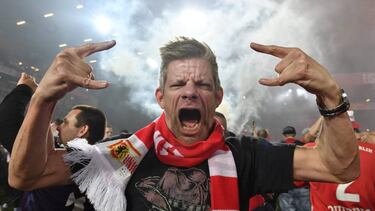 Un aficionado del Unión Berlín celebra el ascenso.