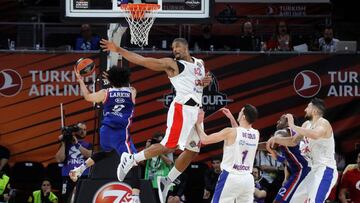 GRAF4503. VITORIA (ÁLAVA), 19/05/2019.- El base estadounidense del Anadolu Efes, Shane Larkin (i), entra a canasta ante su compatriota, el pivot del CSKA Othello Hunter, durante el encuentro correspondiente a la final de la "Final a cuatro" de la Euroliga que disputado en el Fernando Buesa Arena de Vitoria. EFE/Juan Carlos Hidalgo.