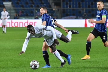 Este empujón de Freuler a Mendy le costó la expulsión al suizo.