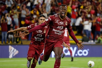 AMDEP1949. IBAGUÉ (COLOMBIA), 26/06/2022.- Juan Fernando Caicedo del Tolima celebra un gol hoy, en el partido de la final de la Primera División de fútbol colombiano entre Deportes Tolima y Atlético Nacional en el estadio Manuel Murillo Toro en Ibagué (Colombia). EFE/Mauricio Dueñas Castañeda
