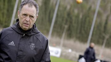 El entrenador de Osasuna, Joaquín Caparrós, tras dirigir el entrenamiento de los 'rojillos' en las instalaciones de Tajonar.