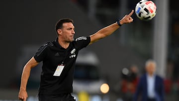 CORDOBA, ARGENTINA - FEBRUARY 01: Head coach of Argentina Lionel Scaloni gestures during a match between Argentina and Colombia as part of FIFA World Cup Qatar 2022 Qualifiers at Mario Alberto Kempes Stadium on February 01, 2022 in Cordoba, Argentina. (Ph