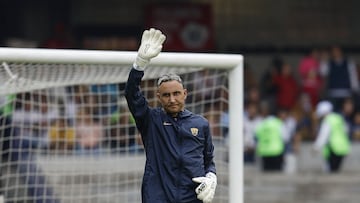MEX9603. CIUDAD DE MÉXICO (MÉXICO), 10/08/2025.- Keylor Navas de Pumas saluda durante un calentamiento este domingo, previo a un partido por la fecha 4 de la Liga MX entre Pumas y Necaxa en el Estadio Olímpico Universitario, en Ciudad de México (México). EFE/ Sáshenka Gutiérrez