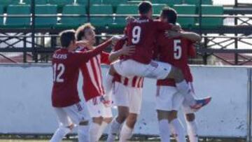 EL Huracán celebra un gol.