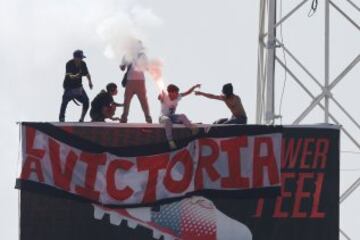 Santiago, 5 de marzo de 2016
La hinchada de Colo Colo realiza el Arengazo para alentar al equipo antes del Colo Colo v Universidad Catolica de este fin de semana.
Ramon Monroy/Aton Chile