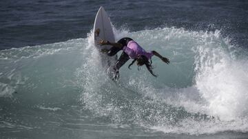 Teresa Bonvalot surfeando en el Abanca Pant&iacute;nc Classic Galicia Pro.