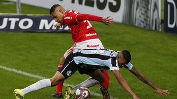 PORTO ALEGRE, BRAZIL - MAY 23: (L-R) Ruan of Gremio and Paolo Guerrero of Internacional fight for the ball during the final of Rio Grande Do Sul State Championship 2021 between Gremio and Internacional at Arena do Gremio on May 23, 2021 in Porto Alegre, B