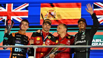 Norris, Sainz, Vasseur y Hamilton, en el podio de Singapur.