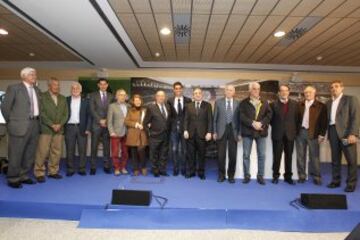 Paco Gento junto a Florentino Pérez, Fernando Hierro, Arbeloa y otros miembros de la familia blanca.