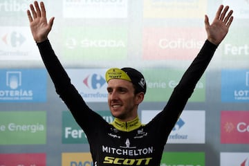 Simon Yates en celebrando encima del podio. 