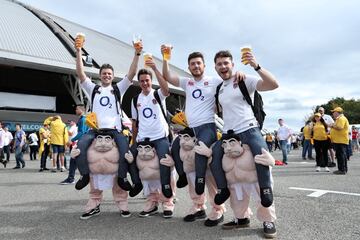 Cuatro seguidores de Inglaterra se presentaron de esta guisa en el Oita Stadium, a hombros de unos luchadores de sumo. Y transmitieron su fuerza al XV de la Rosa, que con un gran partido derrotó por 40-16 a Australia para plantarse en semifinales del Mundial de rugby en Japón. El tercer tiempo de la afición inglesa prometía...