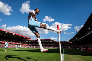 Jean-Philippe Mateta del Crystal Palace golpea el banderín tras anotar un gol frente al Nottingham Forest.