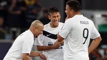 Roberto Carlos, a la izquierda, en un momento de un partido benéfico, junto a Neymar (centro) y Ronaldo (derecha).