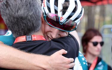 “Estaba pensando toda la etapa en Manolo, tenía sus fuerzas”. Castrillo se refería a Manolo Azcona, el fundador de su estructura ciclista, fallecido el día anterior del triunfo de su vida.