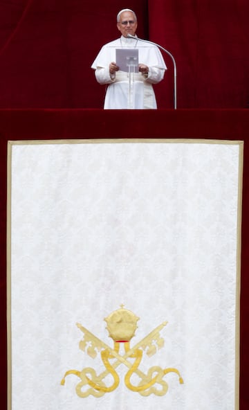 El Papa Len XIV dirige la oracin del Regina Caeli desde el balcn central (Loggia delle Benedizioni) de la Baslica de San Pedro, en el Vaticano.
