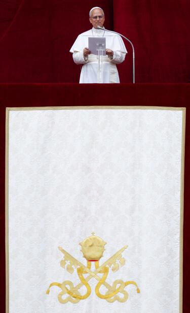 El Papa León XIV dirige la oración del Regina Caeli desde el balcón central (Loggia delle Benedizioni) de la Basílica de San Pedro, en el Vaticano.