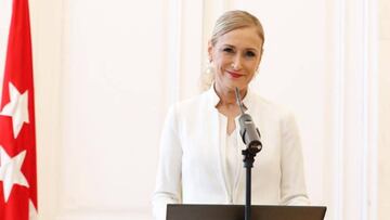 Cristina Cifuentes sonriente y vestida de blanco durante la rueda de prensa que concedi&oacute; en abril de 2018 para dimitir como presidenta de la Comunidad de Madrid