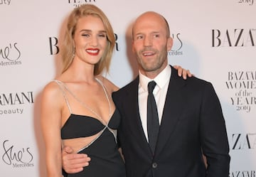 El actor y la modelo se llevan 20 años, y en el 2017 trajeron al mundo a su primer hijo.