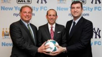 Hal Steinbrenner, propietario de los Yankees; Don Garber, comisionado de la MLS, y Ferr&aacute;n Soriano, director general del City.