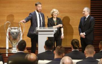 Sergio Ramos, Manuela Carmena y Florentino Pérez. 
