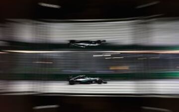 El piloto de Fórmula 1 Nico Rosberg parece estar compitiendo con su propio reflejo durante un entrenamiento.