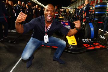 Terry Crews posa delante del monoplaza de Max Verstappen antes del inicio de la carrera.