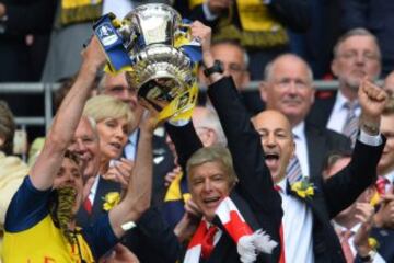 2015. Arsene Wenger con tel trofeo de la FA Cup. El Arsenal venció al Aston Villa.

