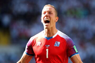 Es director de cine, no es broma. Si su historia ya era sorprendente, tras atajarle un penal a Lionel Messi se volvió toda una sensación. Contribuyó para que Islandia sumara su primer punto en la Copa del Mundo.