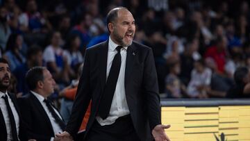 Chus Mateo, entrenador del Real Madrid, durante el partido de la Euroliga ante el Anadolu Efes.