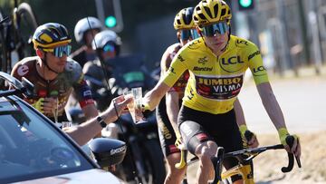 Paris (France), 24/07/2022.- The Yellow Jersey Danish rider Jonas Vingegaard of Jumbo Visma toasts with a champagne flute his team's staff in the team car during the 21st stage of the Tour de France 2022 over 115.6km from Paris La Defense in the Paris suburb of Nanterre to the Champs-Elysees in Paris, France, 24 July 2022. (Ciclismo, Francia) EFE/EPA/Thomas Samson / POOL
