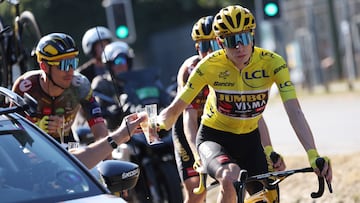 Paris (France), 24/07/2022.- The Yellow Jersey Danish rider Jonas Vingegaard of Jumbo Visma toasts with a champagne flute his team's staff in the team car during the 21st stage of the Tour de France 2022 over 115.6km from Paris La Defense in the Paris suburb of Nanterre to the Champs-Elysees in Paris, France, 24 July 2022. (Ciclismo, Francia) EFE/EPA/Thomas Samson / POOL
