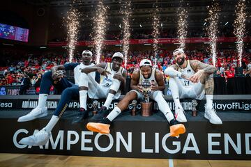 Los jugadores del Real Madrid celebran la victoria tras finalizar el encuentro. En la imagen, Ismaila Diagne, Eli John Ndiaye, Guerschon Yabusele y Vincent Poirier.