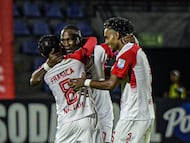 Jugadores de Santa Fe en un partido de Liga BetPlay.