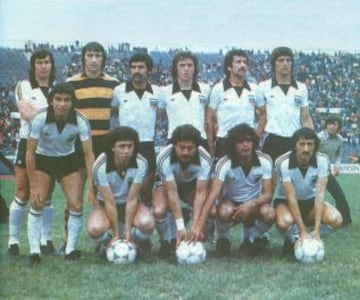 Óscar Wirth: El portero (polera rayada, parte superior) visitó la camiseta de Colo Colo en el año 1979, y ganó el campeonato de aquel año junto a los albos.