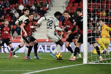 El central osasunista se vistió de Budimir para rescatar a su equipo en el tiempo añadido. Además, tuvo una acción providencial ante Muriqi. El kosovar seguro que soñó con el central del equipo navarro.