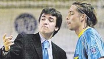 <b>ADIÓS. </b>Juanlu dando instrucciones al italobrasileño Dudú.