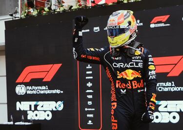 Alegría de Sergio Pérez tras proclamarse ganador del Gran Premio de Azerbaiyán en el circuito de Bakú.