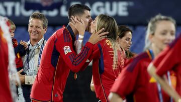 Beso entre Alice Campello y el delantero centro de la selección española, Álvaro Morata.