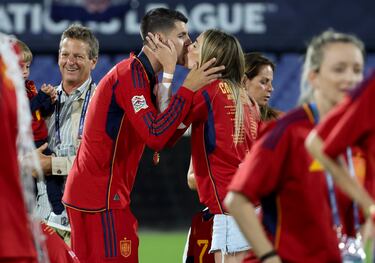 Beso entre Alice Campello y el delantero centro de la selección española, Álvaro Morata.