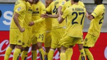 El delantero del Villarreal, Roberto Soldado (2ºi), celebra con sus compañeros el gol conseguido ante el Eibar.