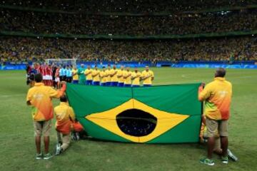 Los jugadores brasileños modificaron su posición antes del partido ante Dinamarca. Todos se dispusieron frente a su bandera nacional mientras sonaba el himno. 