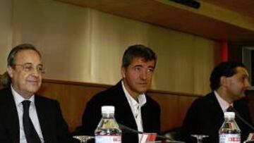 <b>DE ACUERDO. </b>Florentino Pérez y Miguel Ángel Gil Marín, entre otros, estuvieron ayer en la reunión de Madrid.