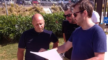 Pascual Momparler, organizador de la prueba de Copa del Mundo de Ciclocross de Benidorm, supervisa los trabajos de planificaci&oacute;n del recorrido de la carrera.