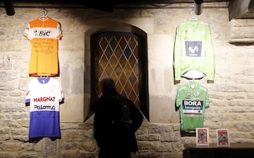Los aficionados que visitan la muestra pueden comparar entre cómo eran los maillots de la época de Jiménez o Bahamontes, y las de Valverde y Sagan.